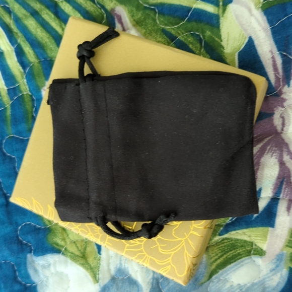 Jewelry - Picture 3 of 4